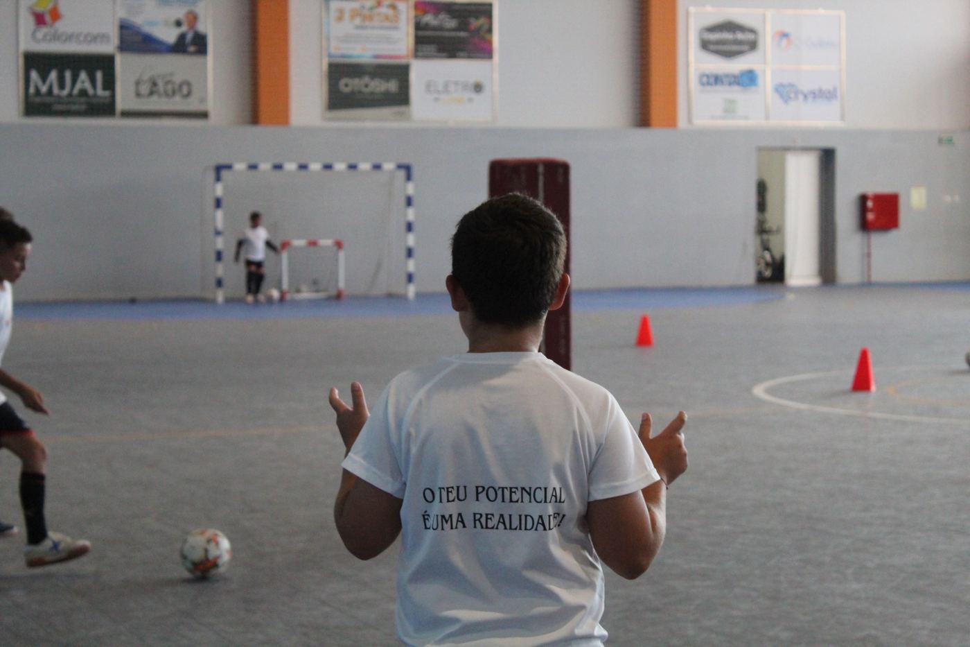 Duelo 1x1 em treino de futsal feminino