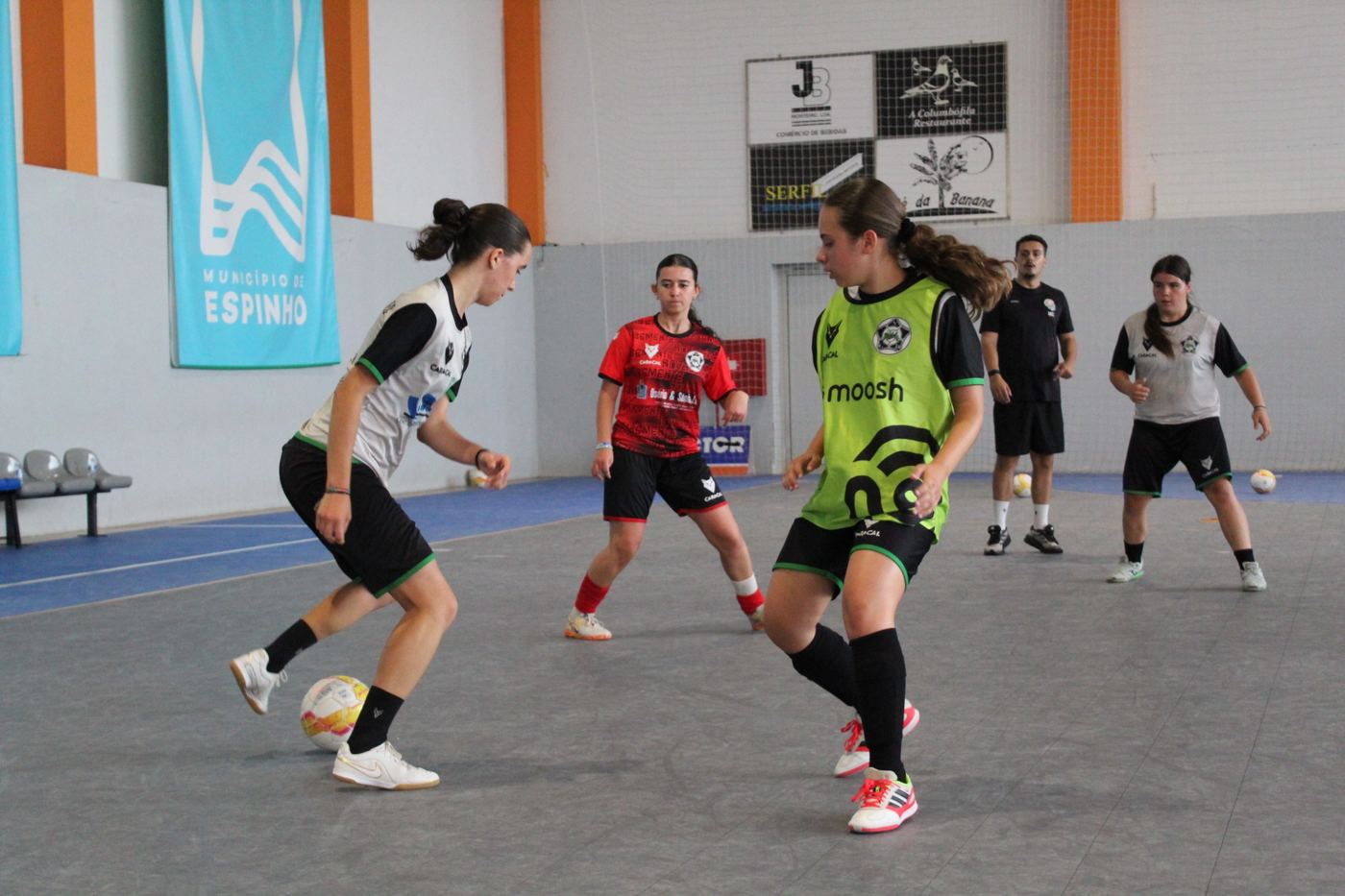 Treinador a cumprimentar um atleta após o exercício